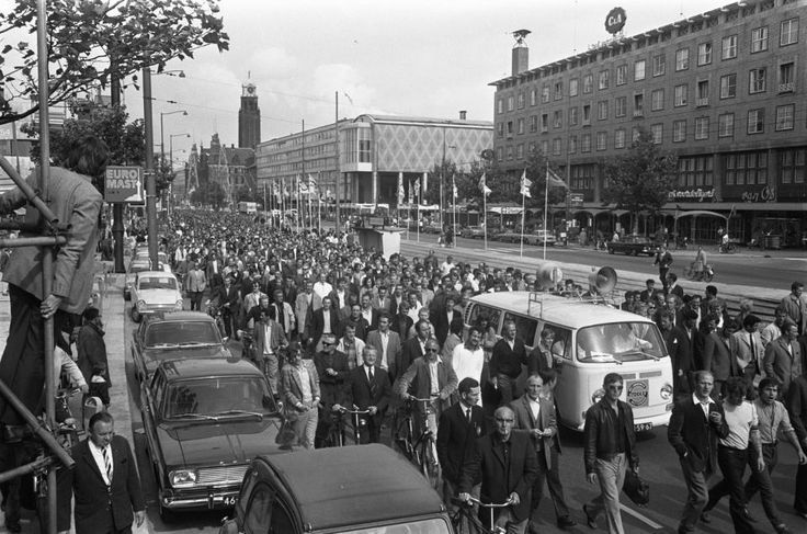 Havenarbeiders demonstreren op de Coolsingel ,1970.