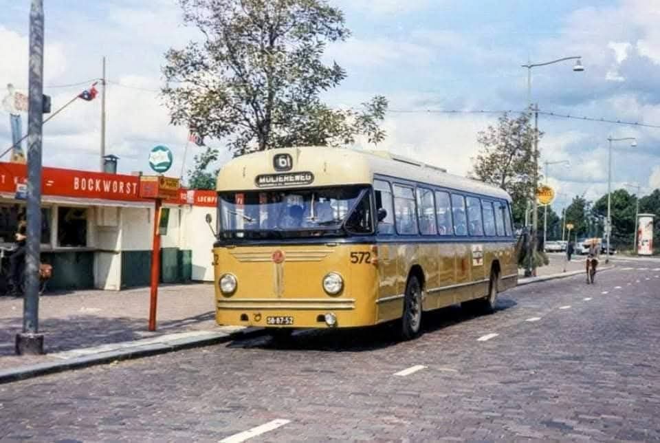 Lijn 61 op de 2e Rosestraat, 23 juni 1965. 
De 2e Rosestraat is vernoemd naar Willem Nicolaas Rose, 1801-1877, van 1839 tot 1855 directeur en van 1855 tot 1877 ingenieur van gemeentewerken. Van hem zijn onder meer de eerste plannen voor havenuitbreiding op Feijenoord afkomstig. Tevens is hij de ontwerper van het Waterproject en van het Ziekenhuis aan de Coolsingel. De Rose-Spoorstraat loopt van de Rosestraat over de spoorlijn naar de Persoonshaven. De Rosebrug is de hoge voetgangersbrug in de 2de Rosestraat over de havenspoorlijn.
De fotograaf is Jan Havelaar en de foto komt van de site rovm-digitaal.nl. De informatie komt uit het Stadsarchief Rotterdam.