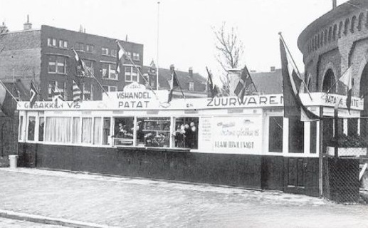 Patat en Viskraam J. Hoek op de Rosestraat en rechts een gedeelte van de oude Locomotieven loods jaren \'50