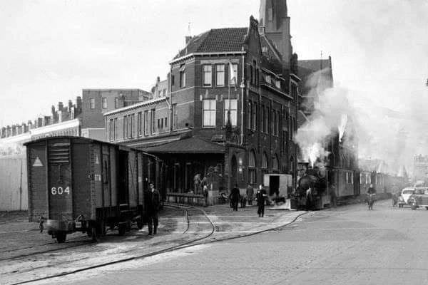Rosestraat en weer het beroemde locomotiefje met de moordenaartje als bijnaam 1958