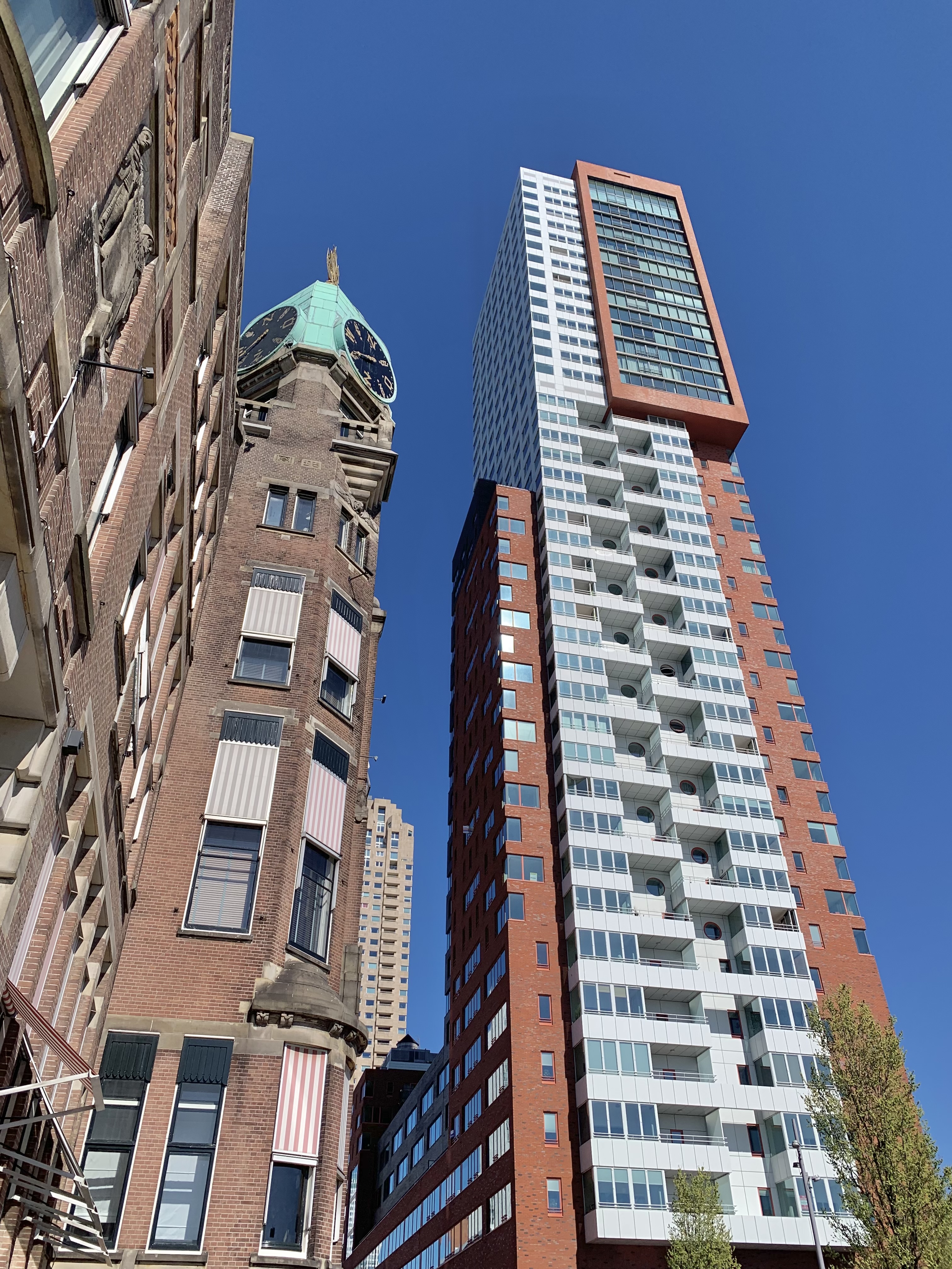 de Montevideo toren en Hotel New York.
de architect Herman de Koval vertelde mij dat het stapelen van zoveel bakstenen op elkaar een eigenaardige uitdaging met zich meebrengt: Je moet dat om en om doen (voorkant - achterkant - voorkant - achterkant ... enzovoort) : er instaat een maat afwijking vanuit de productieproces waarbij het klei met een draad gesneden wordt; dat begint zich anders op te tellen bij het doorstapelen en valt de boel simpelweg om !
