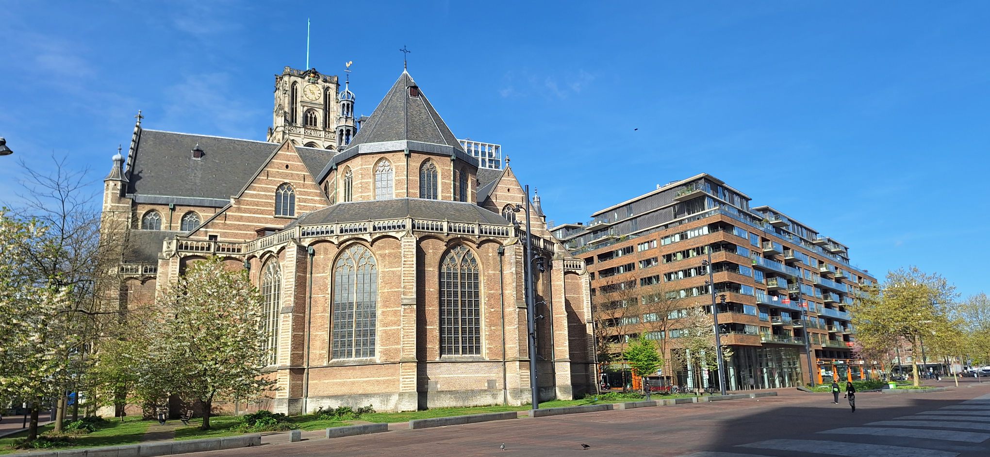 De afbeelding toont de historische Grote of Sint-Laurenskerk in Rotterdam, een prominent herkenningspunt in de stad.
Het is het enige overgebleven middeleeuwse gebouw in het centrum van Rotterdam. 
De bouw van deze gotische kerk vond plaats tussen 1449 en 1525. 
Tijdens het bombardement van Rotterdam in de Tweede Wereldoorlog raakte de kerk zwaar beschadigd, maar is daarna volledig gerestaureerd. 
Tegenwoordig wordt het gebouw gebruikt voor kerkdiensten, concerten, tentoonstellingen en als toeristische attractie waar men de toren kan beklimmen.