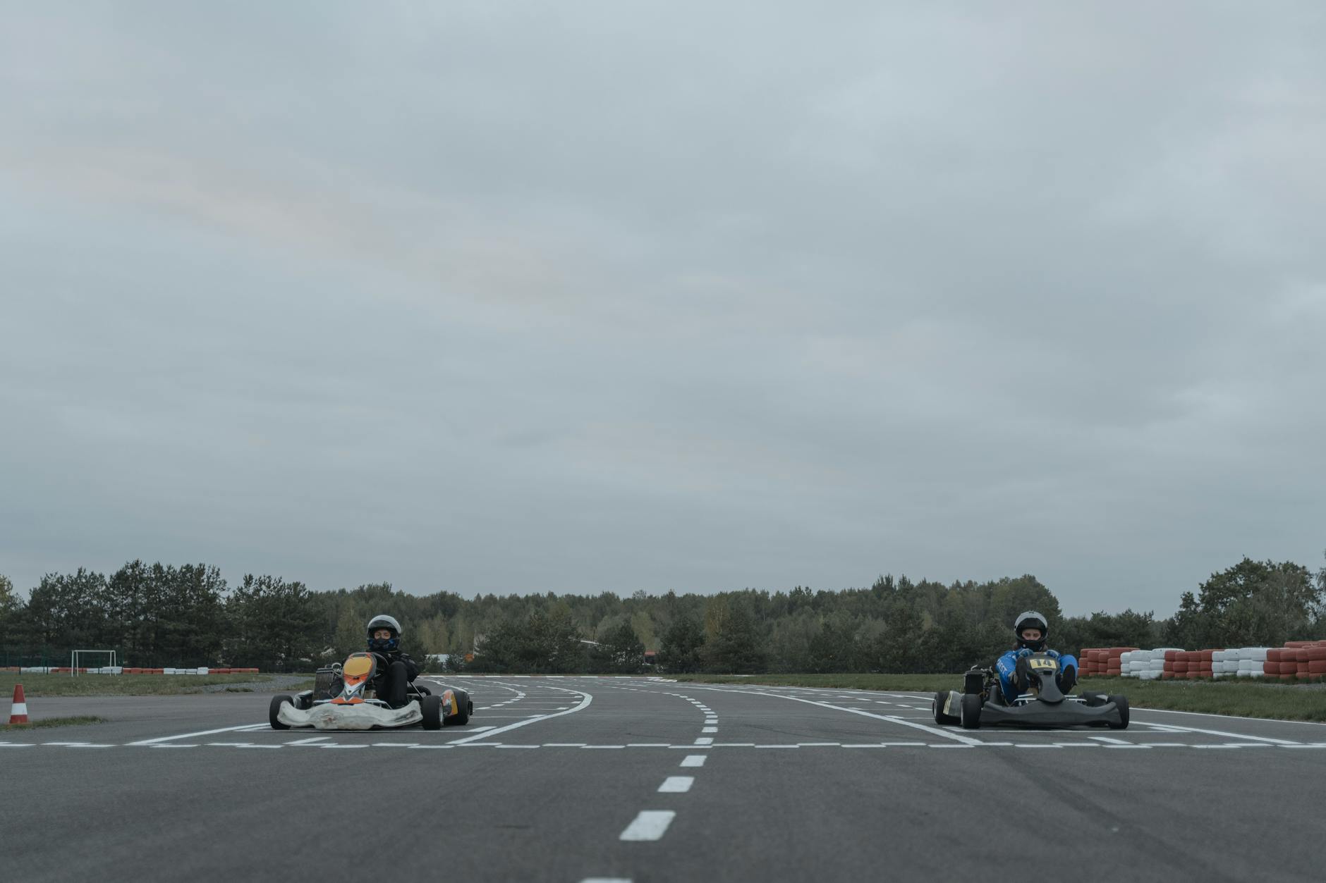 Op een zonovergoten parcours strijden tegen de sneeuw: NK Bobslee op Wielen in Giessenburg biedt volop spektakel