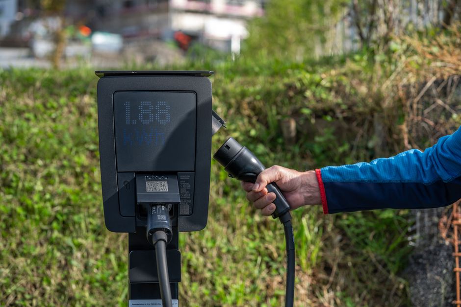 Wetenschappers willen hogere benzineprijs om elektrische leasebak voor armen te betalen: subsidie van 7000 euro per voertuig