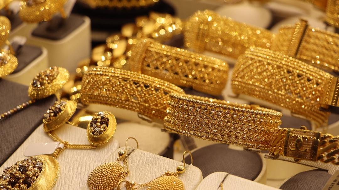 Zorgmedewerkster verkoopt voor tienduizenden euro’s sieraden, vermoedelijk van cliënten