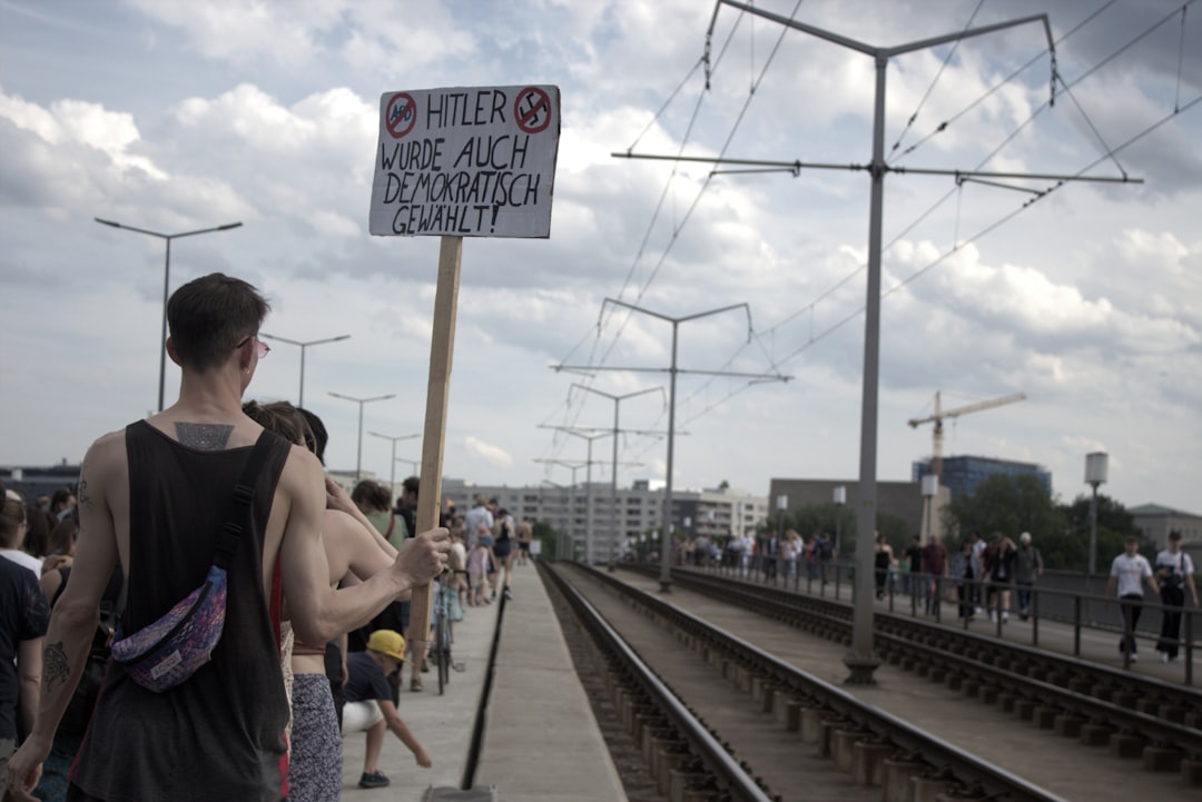 Politie grijpt snel in, demo op het spoor duurt 'slechts' twee uur