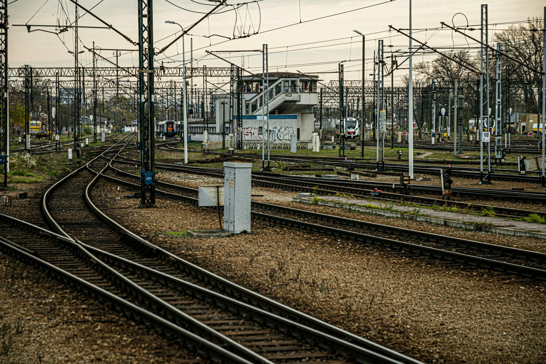 Treinverkeer Gent-Antwerpen blijft ook woensdag onderbroken na aanrijding bovenleiding in Lokeren