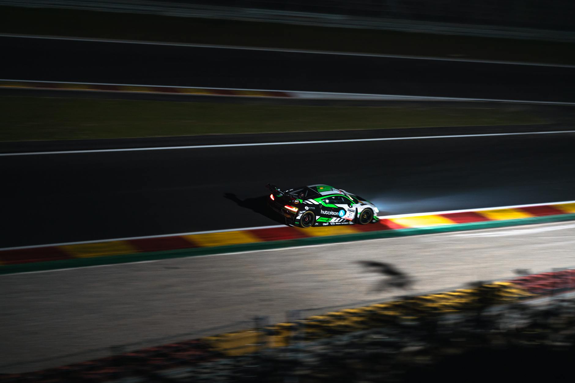 Verstappen helpt zijn team in nacht op Nürburgring weer naar koppositie