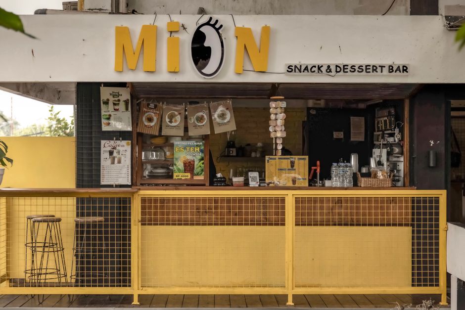 Snackbarhouder laat zich niet intimideren door pistool en jaagt overvaller weg