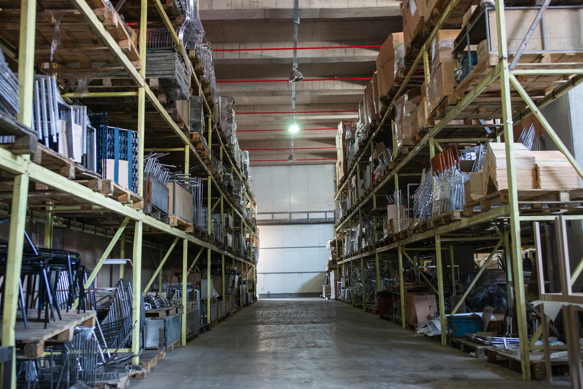 Bedrijf raakt bij inbraak groot aantal rolcontainers en legborden kwijt, dief nog zoek