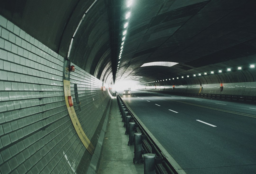 Auto op z’n kop in Rottemerentunnel, bestuurder naar ziekenhuis