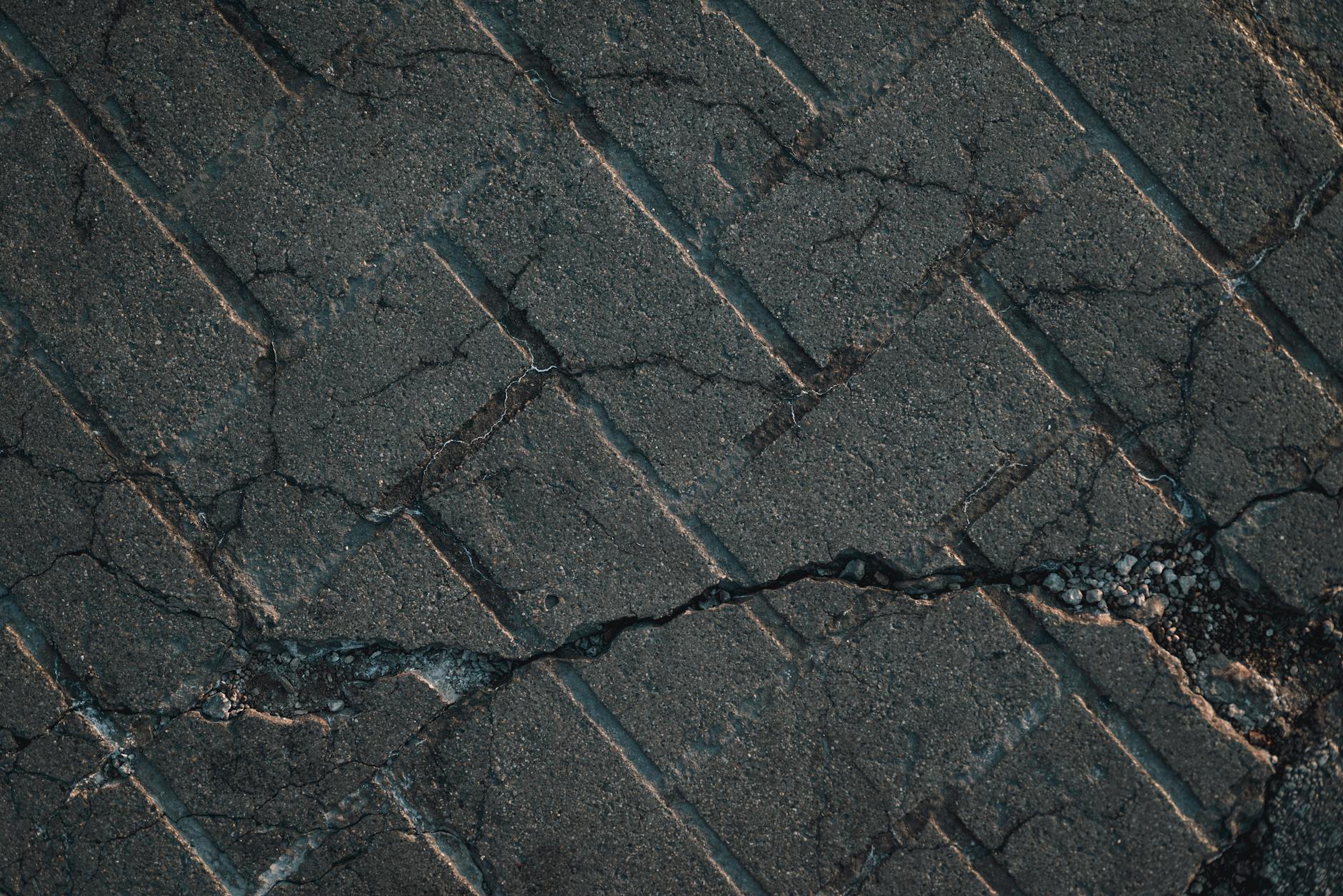Wegdek komt op verschillende plaatsen naar boven door de warmte