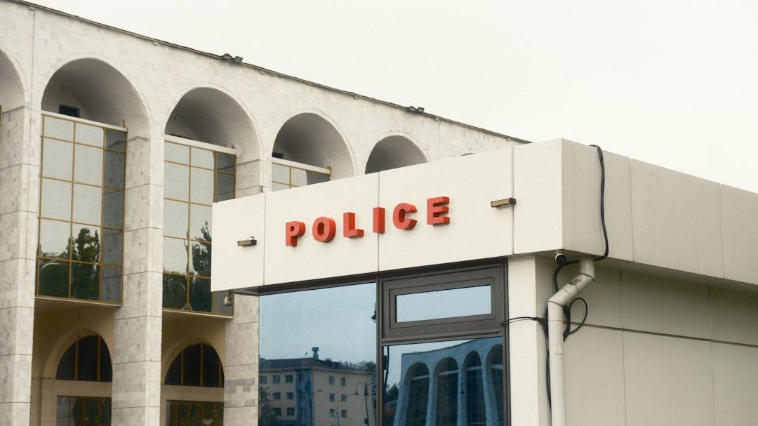 Politie forceert deur en slaat ruit in voor medische hulp, maar is bij het verkeerde adres