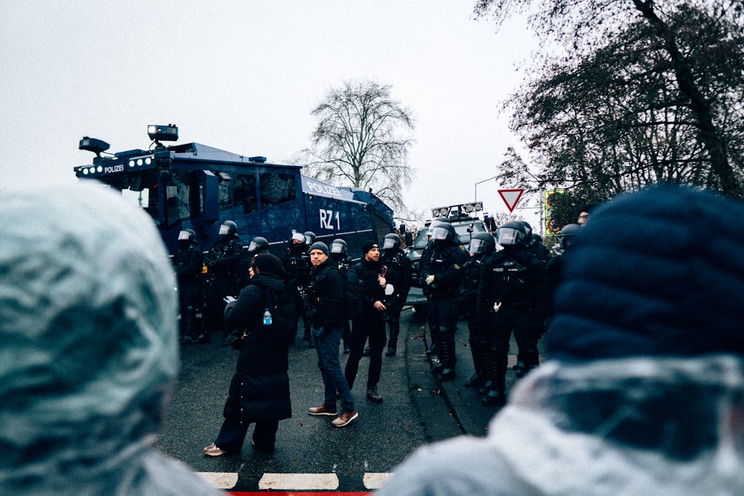 Kort onrustig bij azc-demonstraties, meisje van fiets getrokken