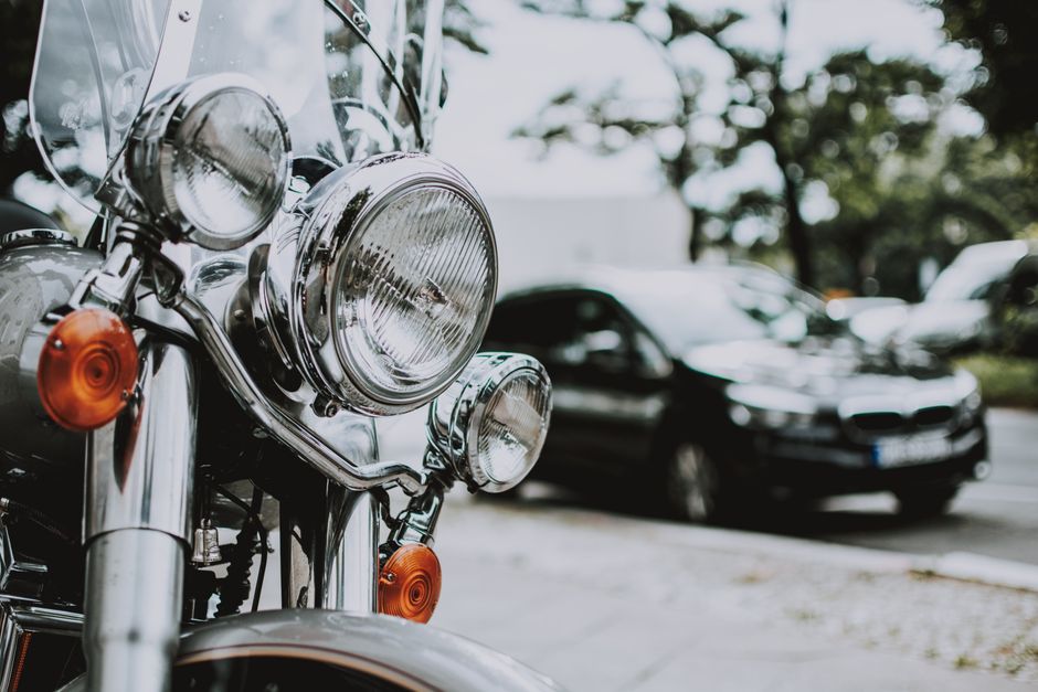 Autobestuurder merkt motard niet op bij keermanoeuvre en botst