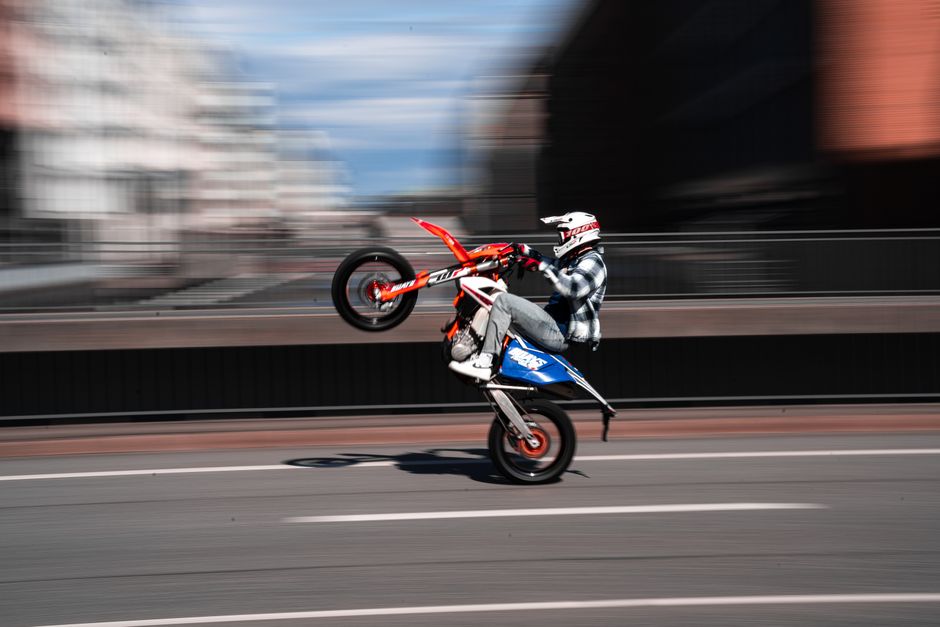 Motorrijder doet wheelie op Merksemse Azijnbrug en moet rijbewijs meteen 15 dagen inleveren