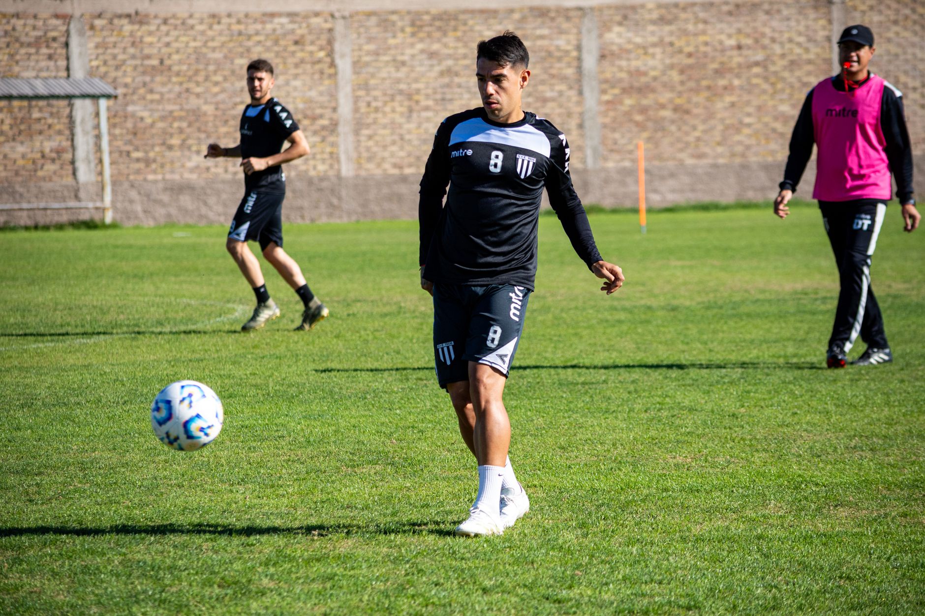FC Emmen strikt middenvelder met ervaring: 'Hij moet toonaangevend worden'