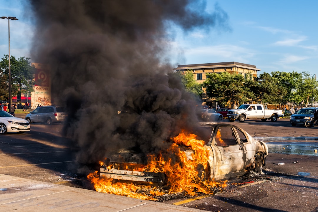 Twee auto's van café gaan in vlammen op | Beschonken bestuurder met rijverbod rijdt tegen container