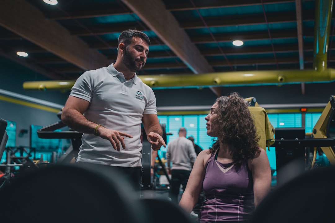 Belinda (43): ’Ik ben verliefd op mijn personal trainer,  moet ik het hem vertellen?’