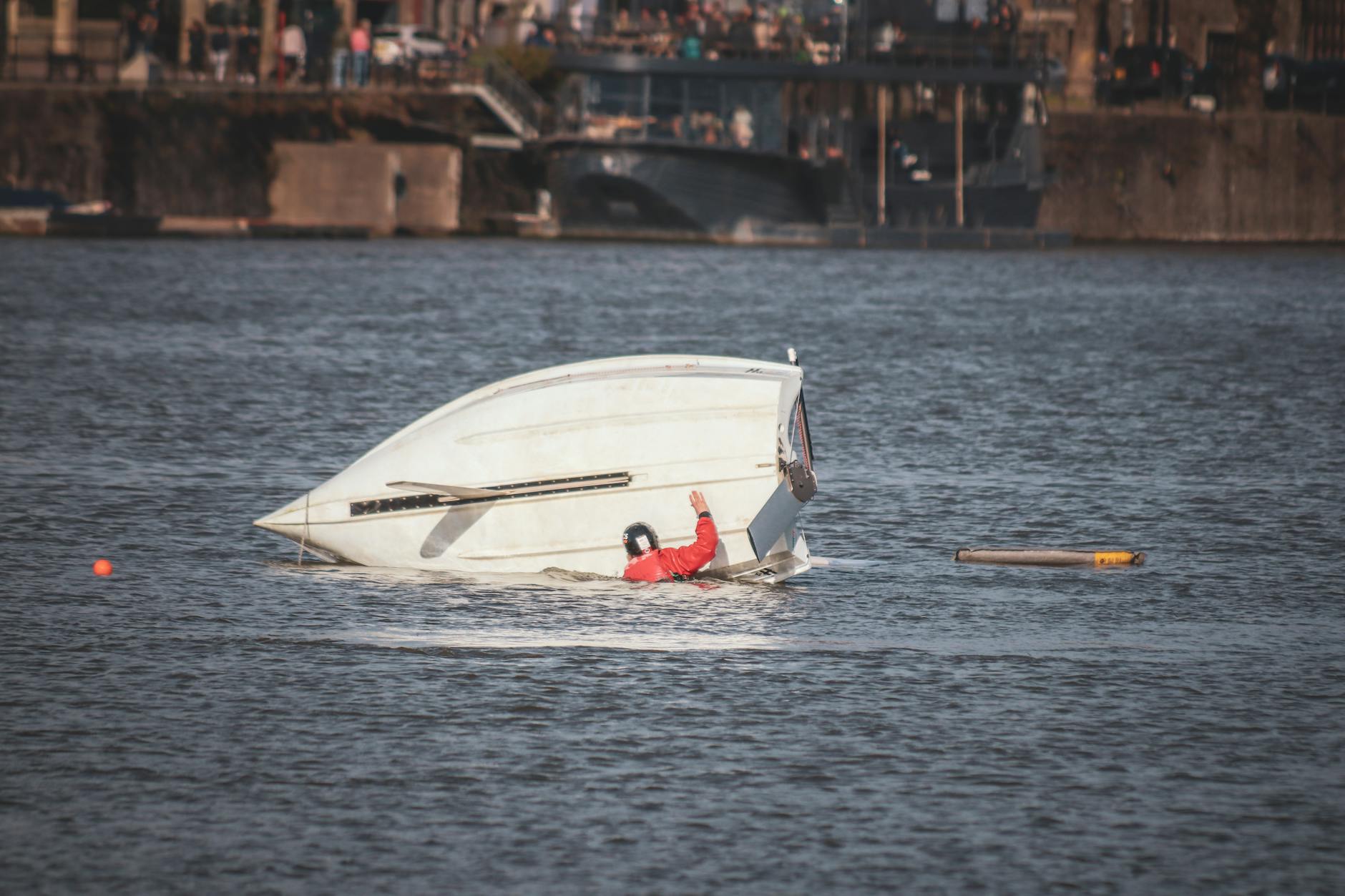 Bootje slaat om met zes passagiers aan boord, niemand gewond