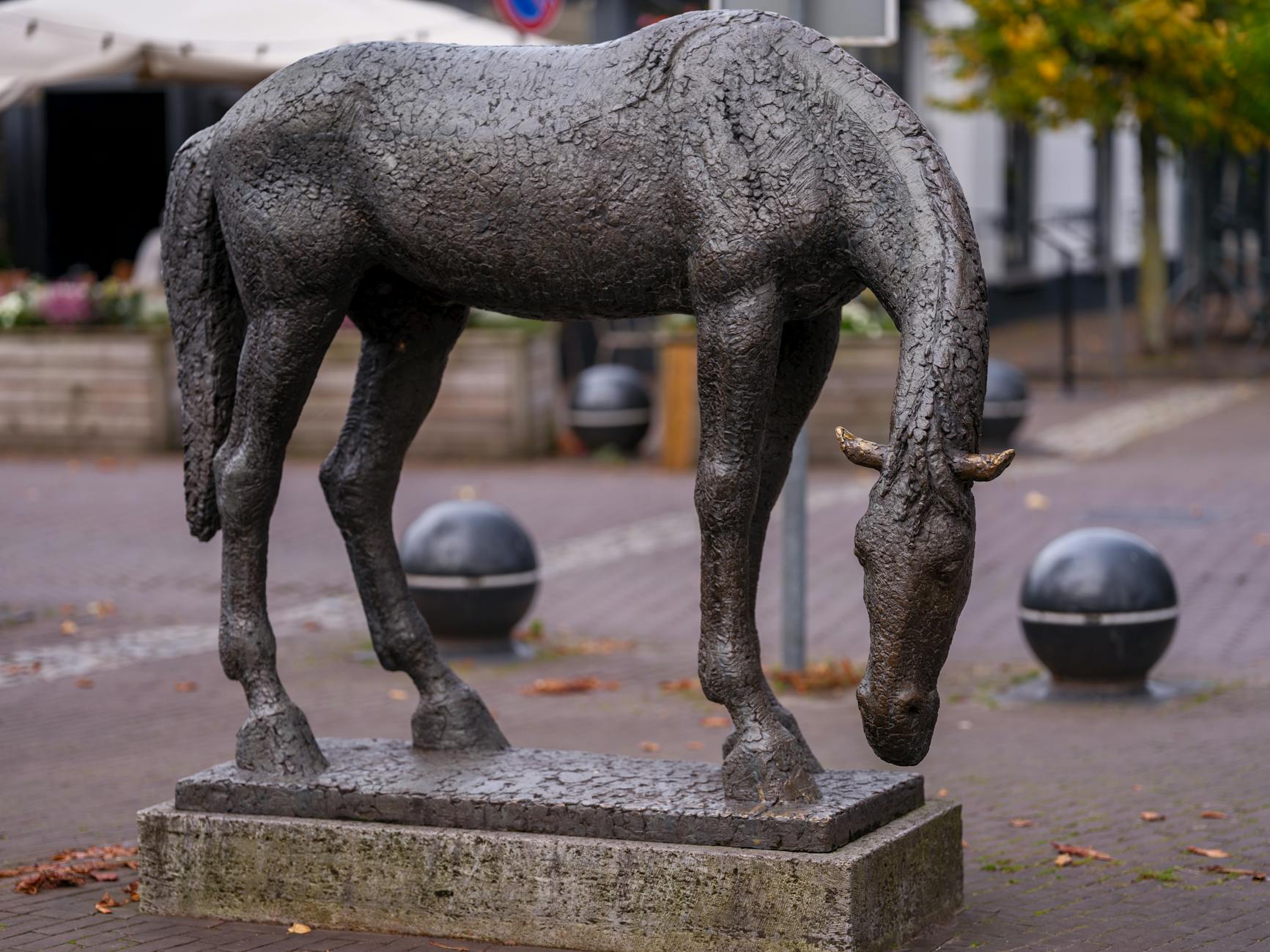 Bronzen kunstwerk ‘Kaasje dragen’ in Hoogland verdwenen - Vereniging Dorpsbelangen Hoogland
