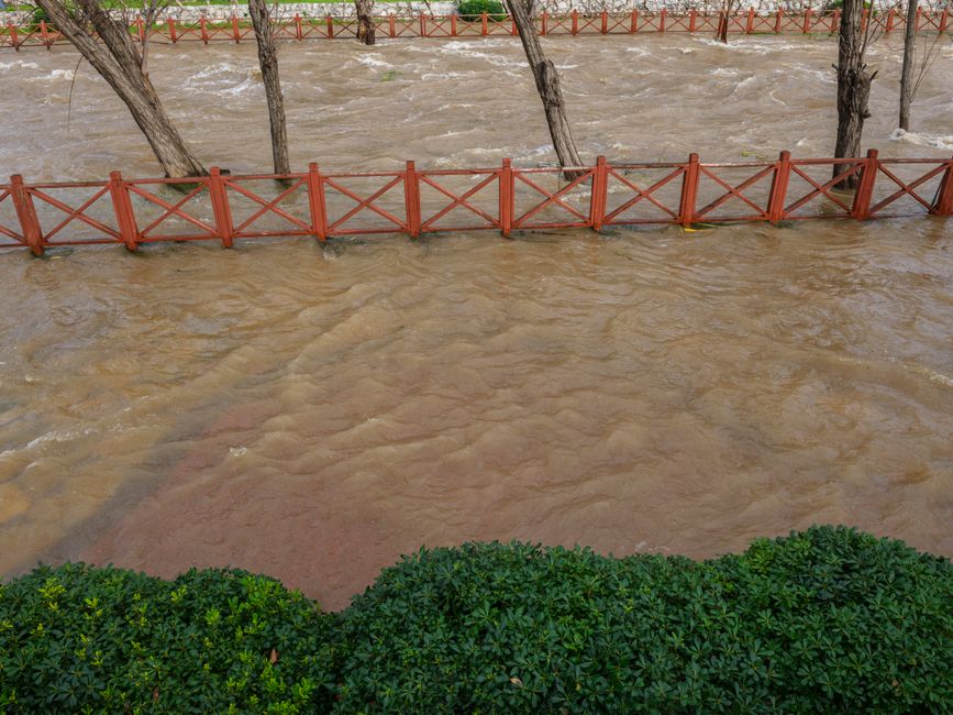 Torens van Hollandsche IJsselkering kleuren rood: kering sluit vanwege verwacht hoogwater