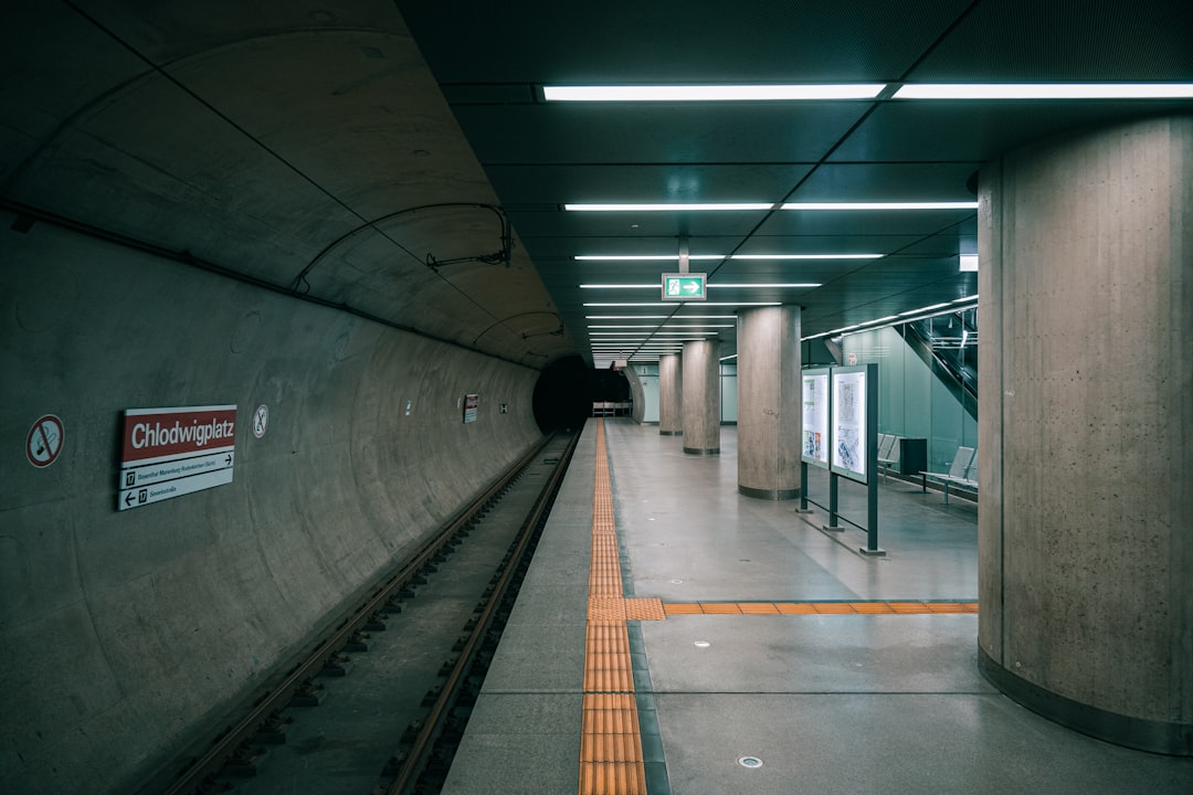 Graafwerkzaamheden op grasveld bij metrostation Maasluis West