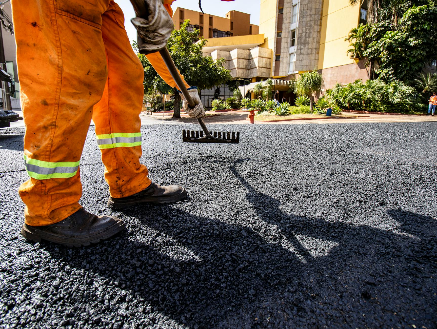 Molenlaan wordt opnieuw geasfalteerd: zo gaat dat in zijn werk