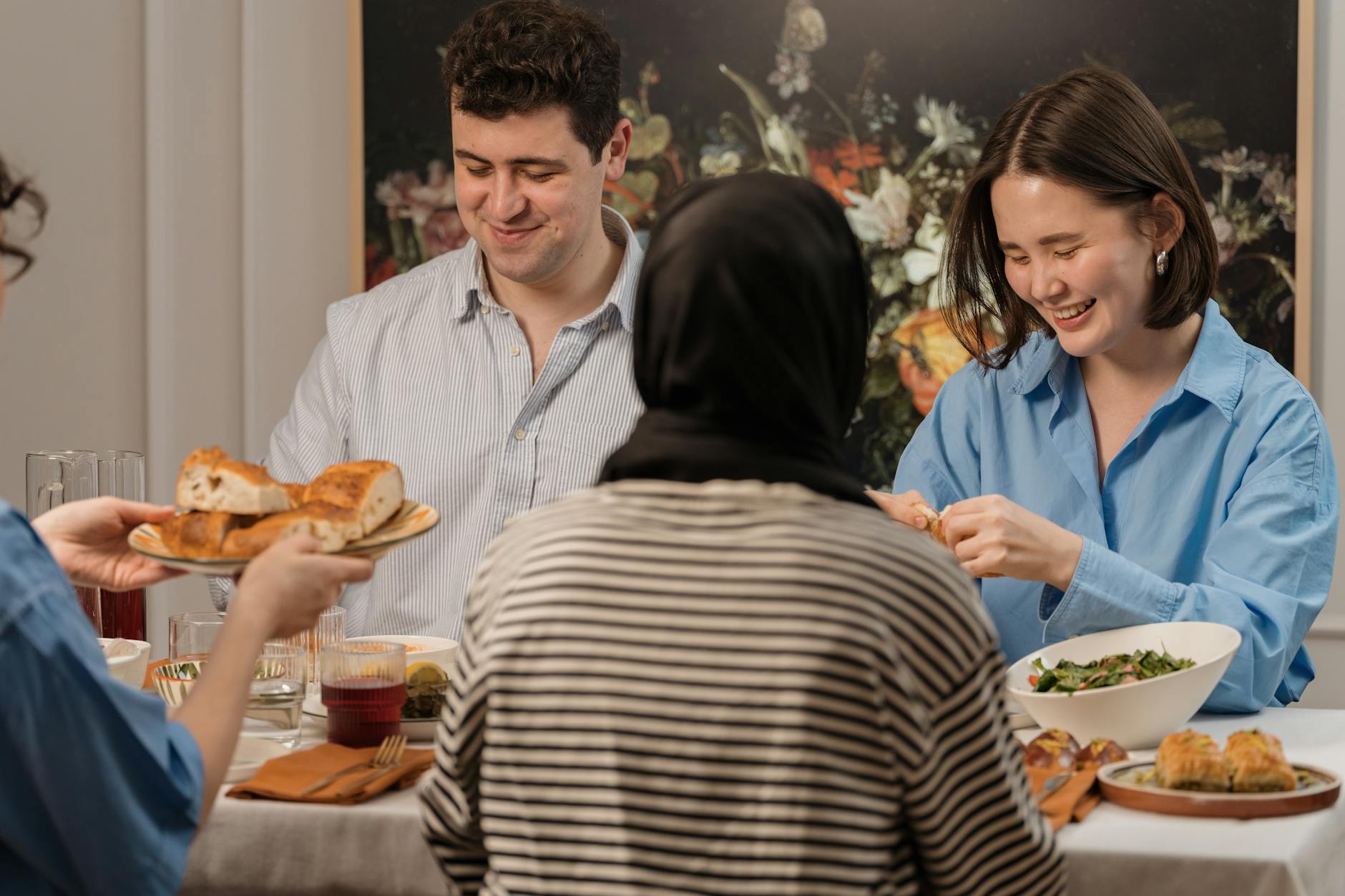 Genieten tijdens “Samen eten’ in Hekelingen