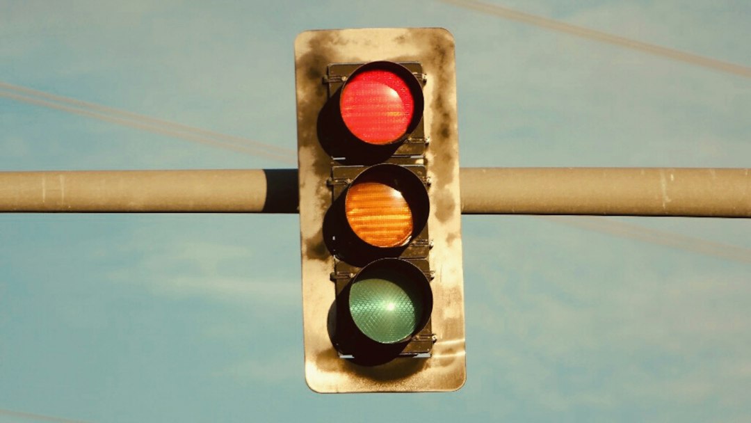 Auto rijdt tegen verkeerslicht Kralingseweg Rotterdam