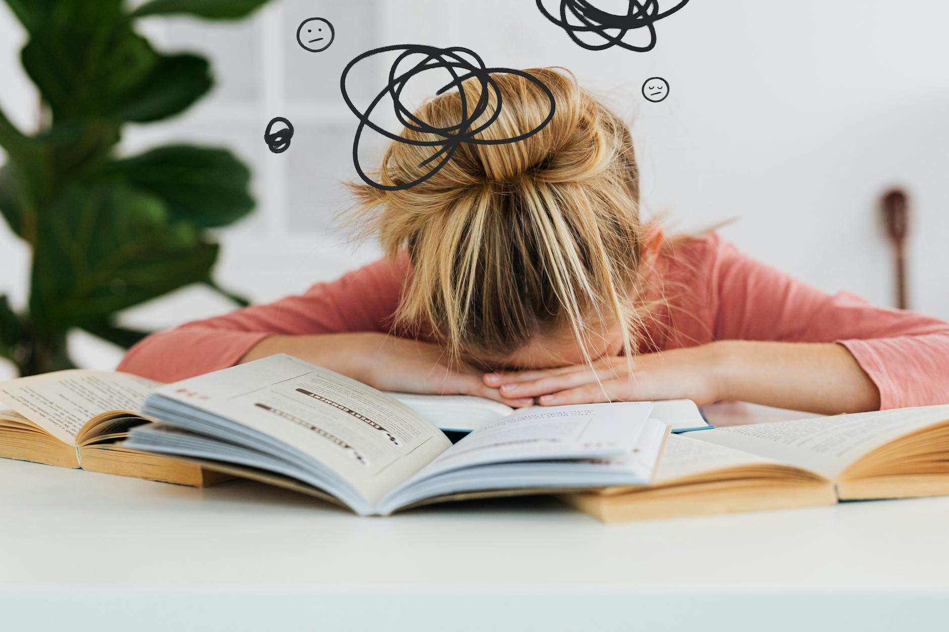 Umniya moet uit de schulden komen terwijl ze naar school gaat, werkt en zorgt voor haar zieke moeder