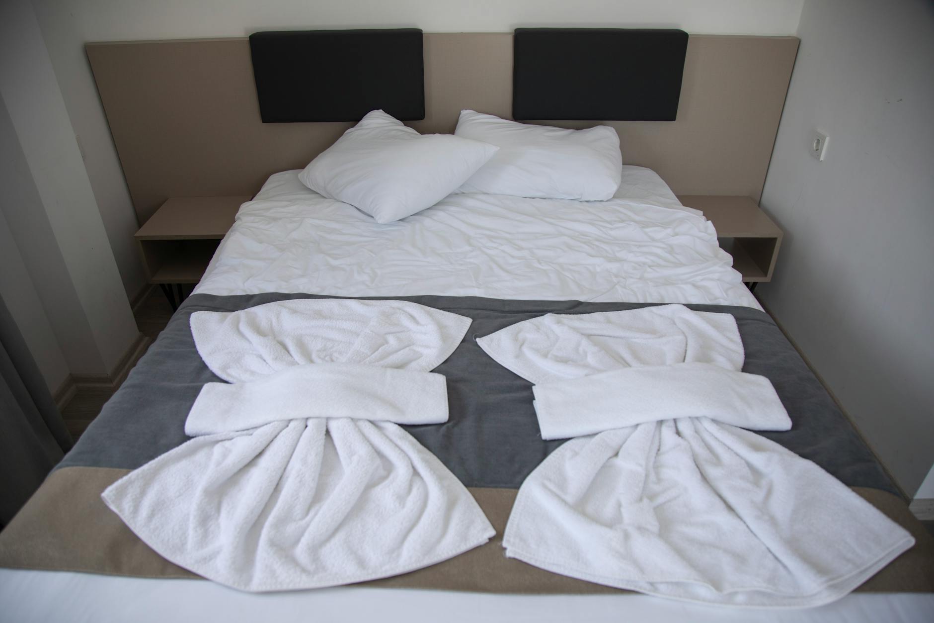 Beddengoed en zelfs tampons van zeewier: je vindt het in deze pop-up hotelkamer in Haags bankkantoor