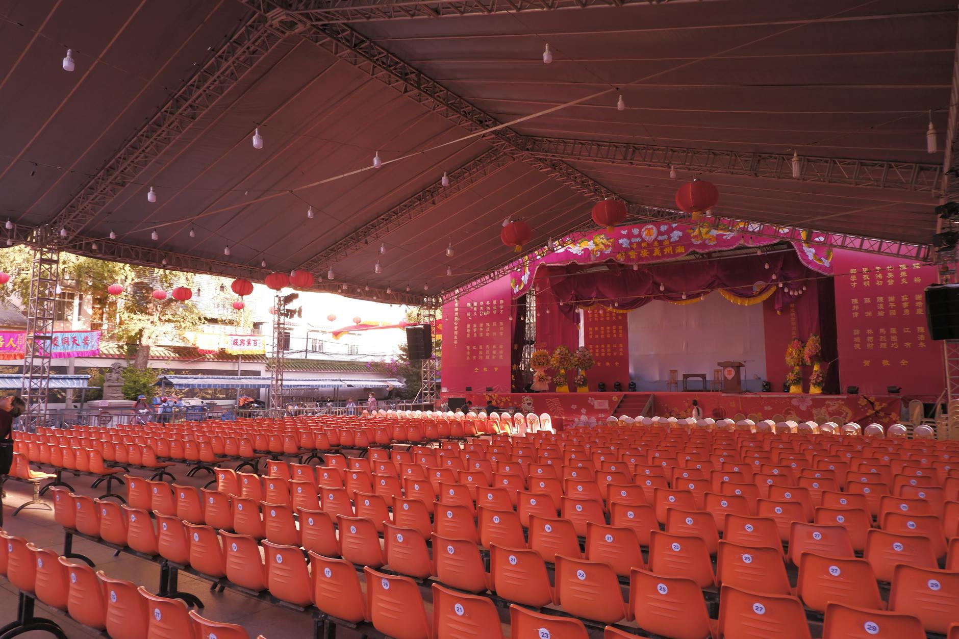 Zanger Jeffrey Muller onder de pagodetent