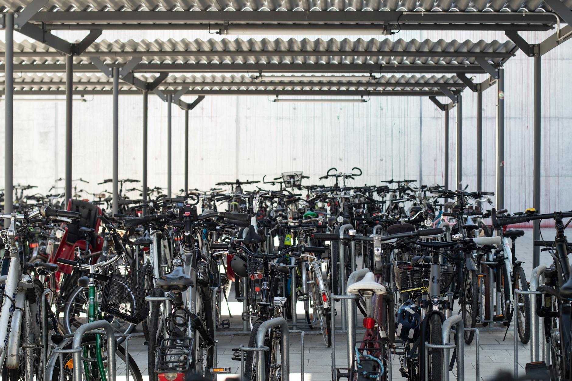 Fietsen geweerd bij station Middelburg - WFM96
