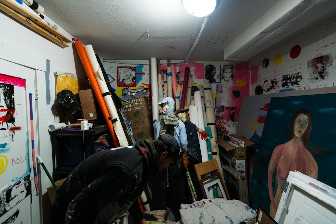 Ongedocumenteerde kunstenaar Johnson Weree krijgt tentoonstelling in Rotterdamse galerie