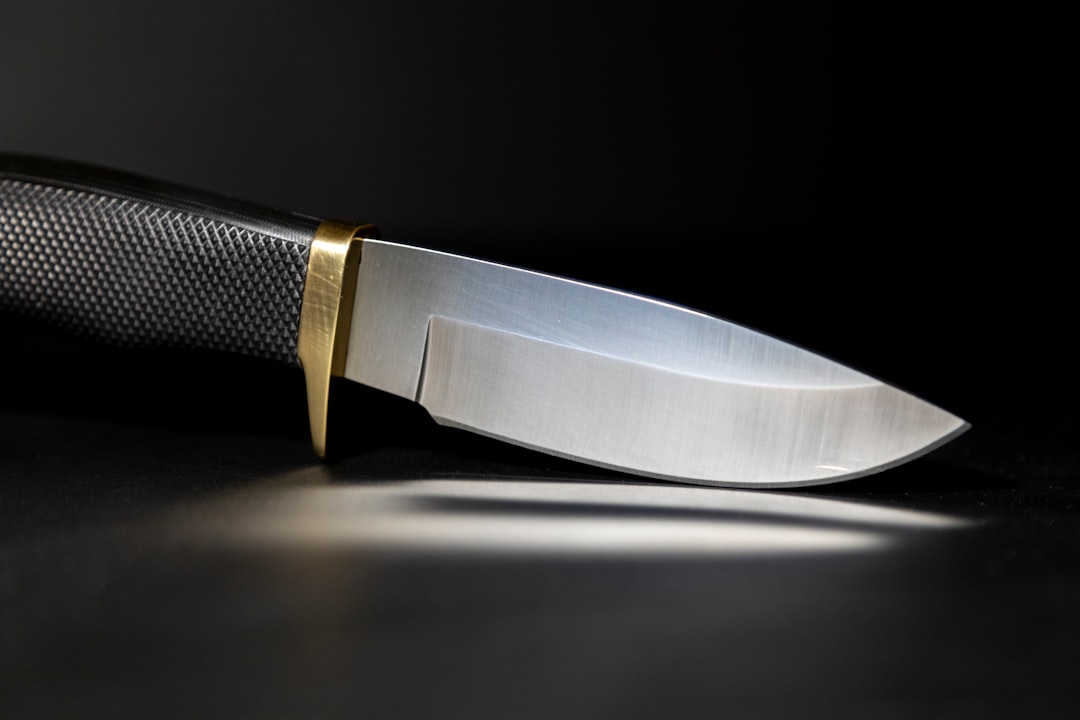 Man neergestoken in woning, vrouw opgepakt