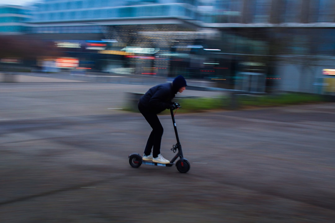 Elektrische step botst tegen hijskraan in Hasselt: een gewonde - HBVL