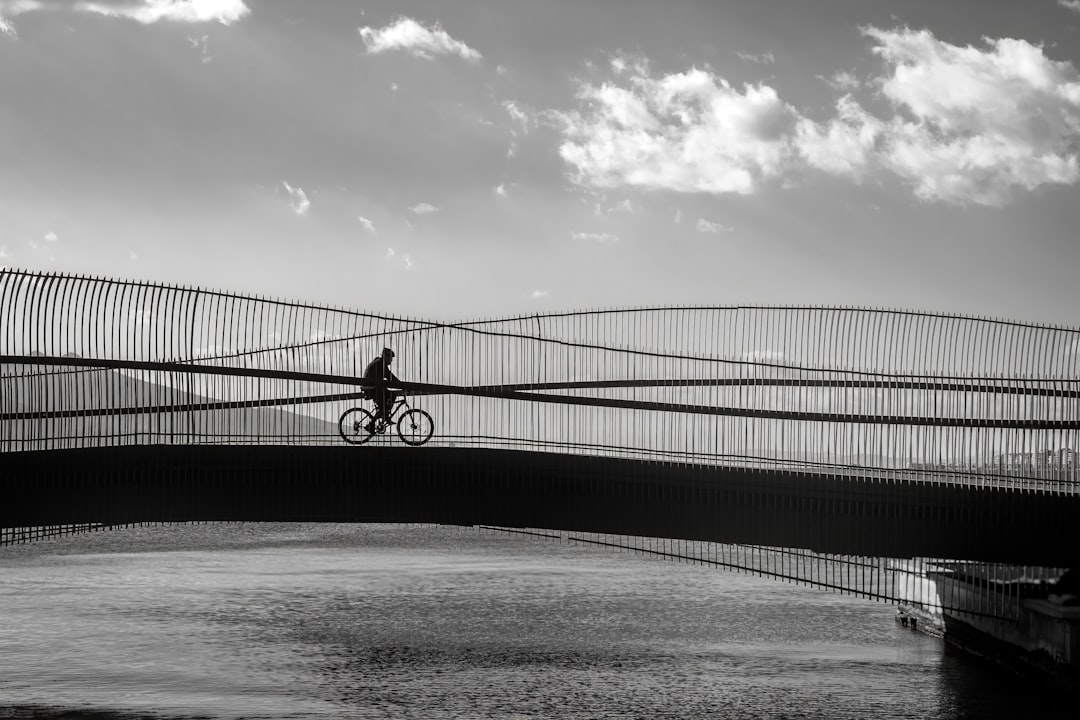 “Binnenkort wandelt heel Hasselt over een brug met jouw naam”: stad zoekt originele naam voor nieuwe fiets- en wandelbrug over Kanaalkom | Foto - HLN