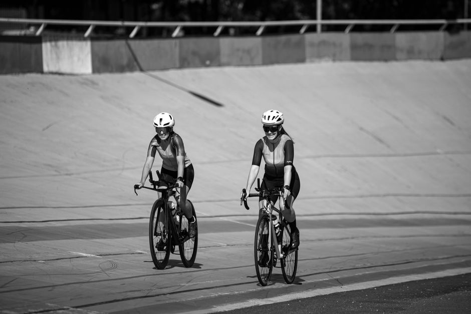 Actie in Ahoy: ‘Hetty Rakettie’ gaat wielerstrijd aan tegen Europees kampioen Emma Finucane