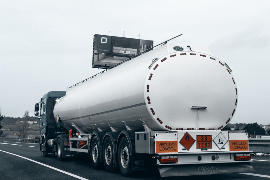 Tankwagen en auto gekanteld op A15, hoofdrijbaan richting Rhoon thv Smitshoek volledig afgesloten