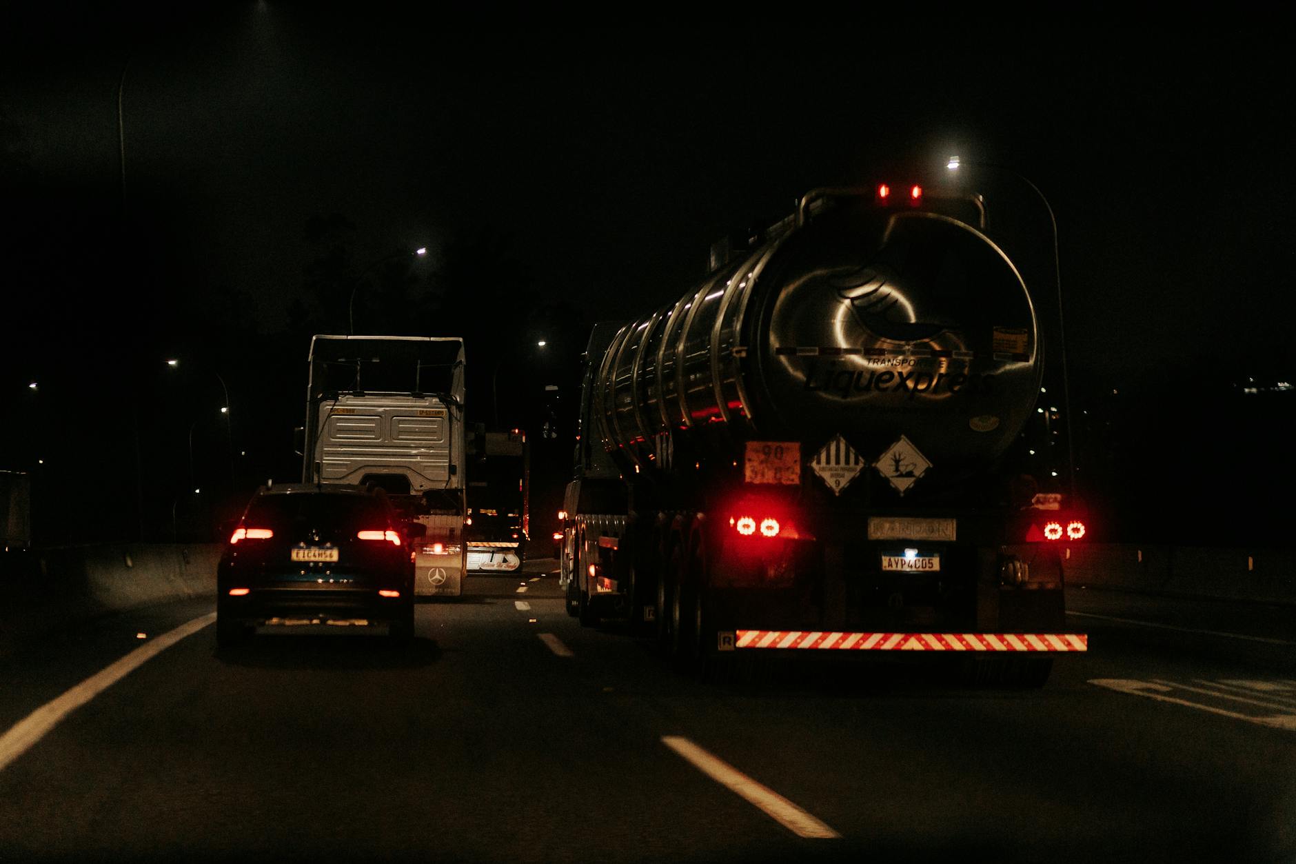 Vrachtwagens in botsing op A16, tunnel deels dicht