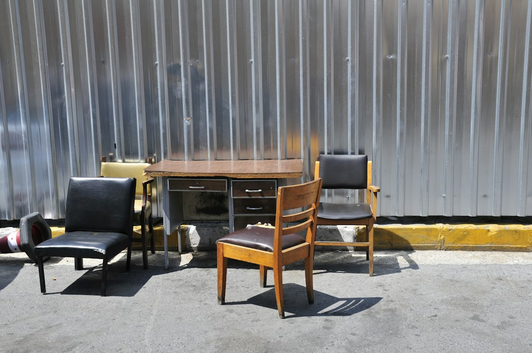 Een fauteuil, sjablonen voor houtsnijwerk en een 25-delige encyclopedie: het is gratis op te halen