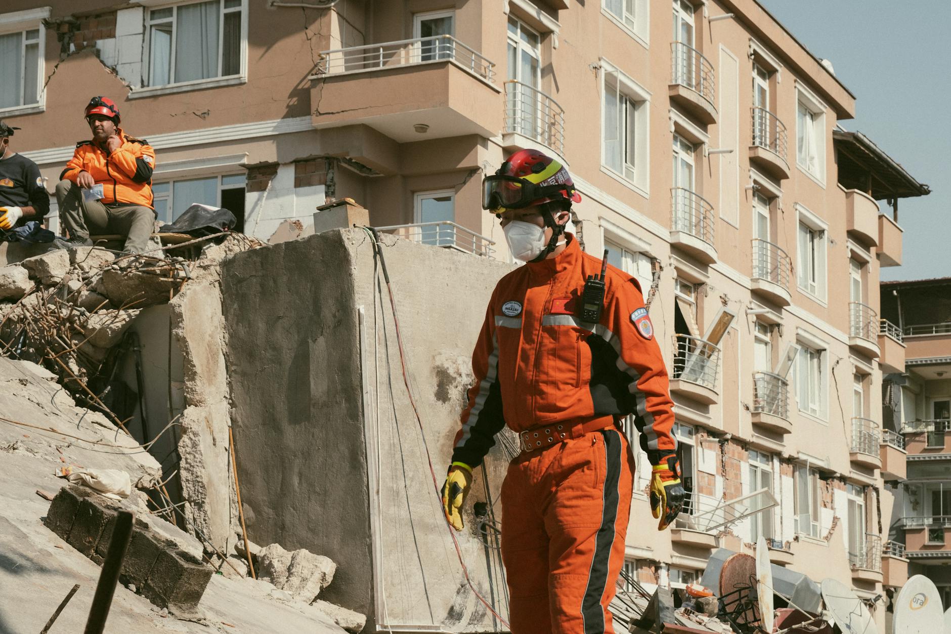 Video | Chinezen bungelen aan hoog gebouw na instorten steiger