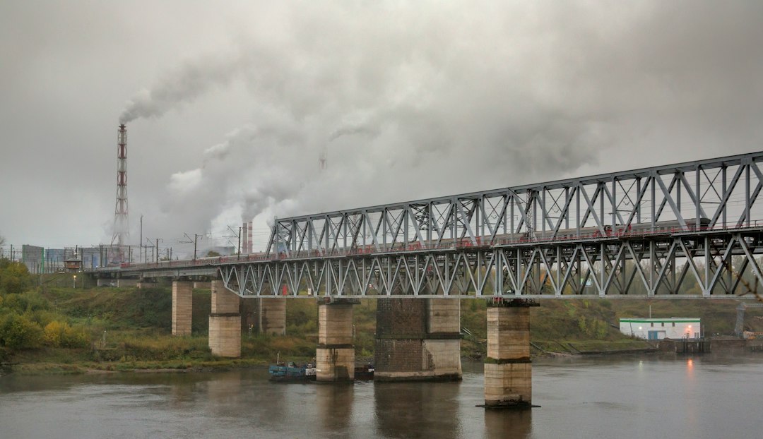 Goeienavond Rotterdam! 🌆 Spoorbrug-brand houdt ProRail bezig, en goed nieuws: Rotterdam krijgt deze winter een ijsbaan midden op de Maas.