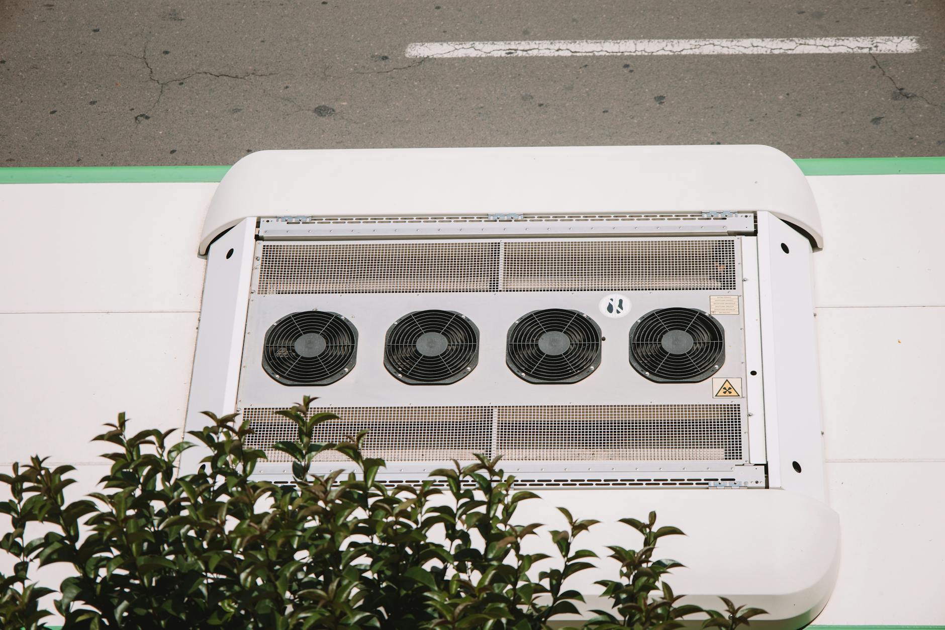 Aanvraag omgevingsvergunning voor het plaatsen van een buitenunit (airco) op het dak (achtergevel) en een buitenunit in de achtertuin aan Tine Tammesstraat 1 4816DD Breda gmb-2026-227065