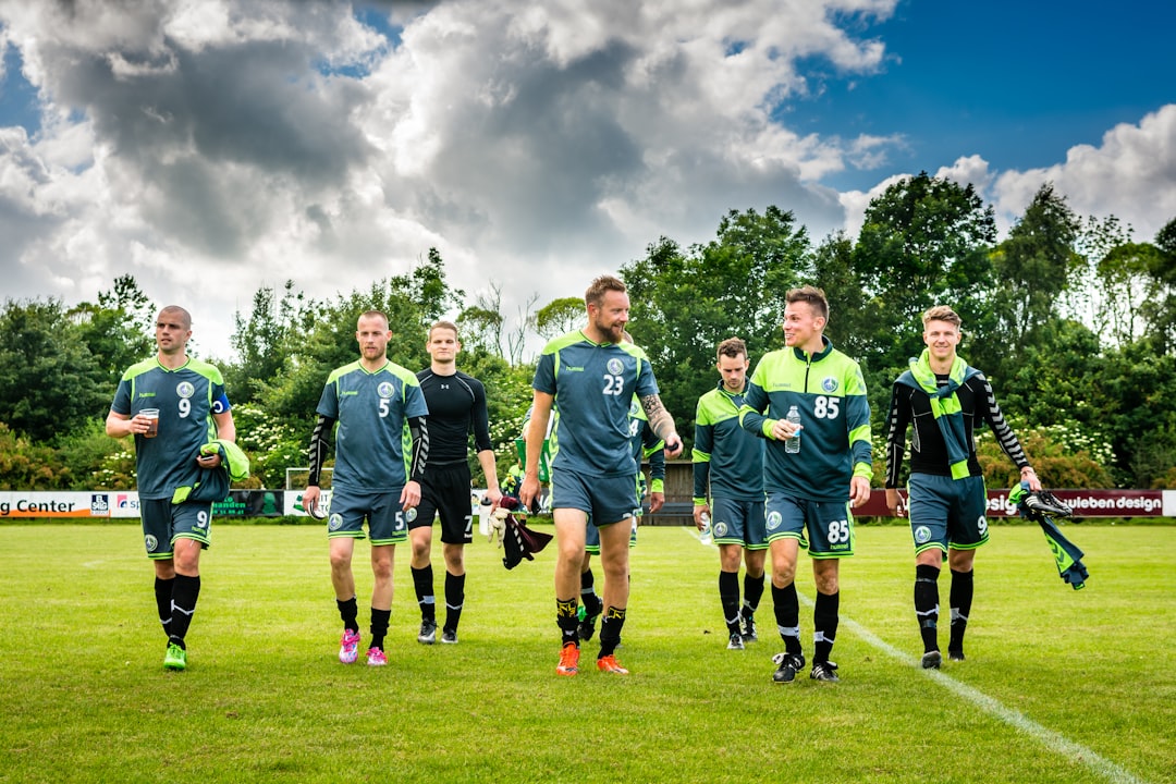 Drie generaties vrijwilliger bij hun geliefde voetbalclub: ‘Toen ik een week oud was, ging ik al mee’
