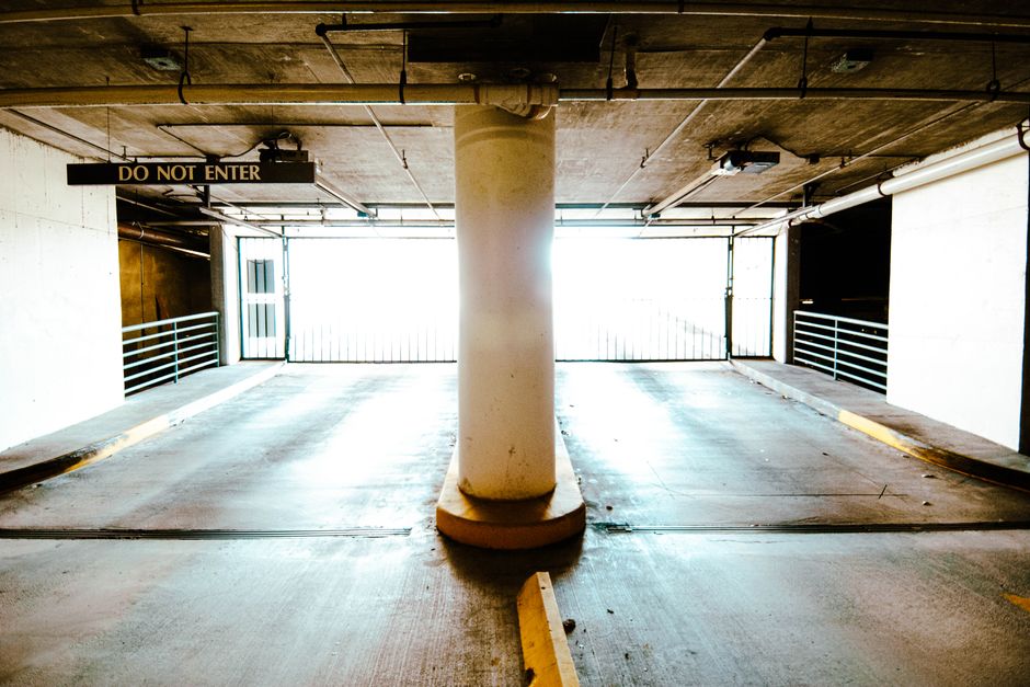 Bewoners ten einde raad door kapotte parkeerlift: wel betalen maar niet parkeren