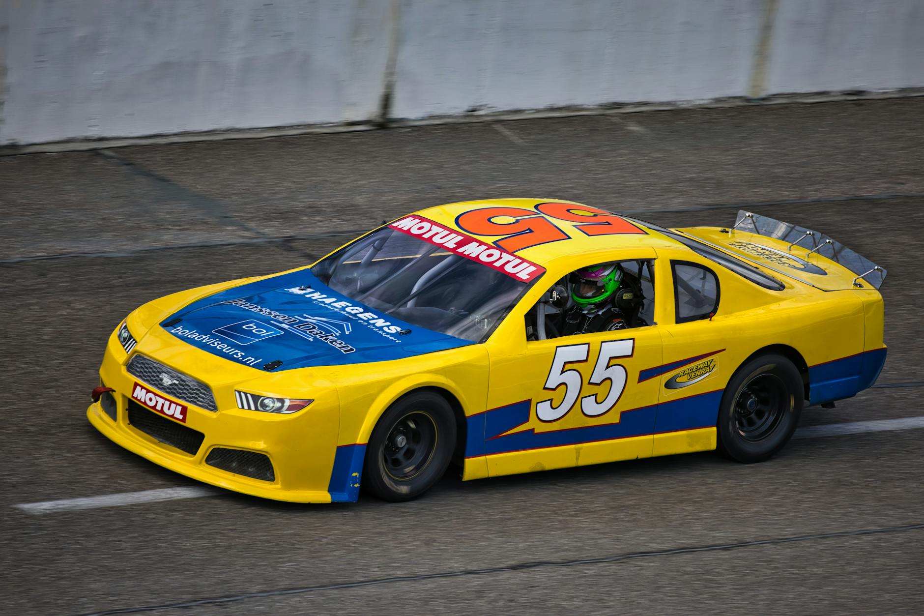 Raceongeluk met stockcar in Emmer-Compascuum