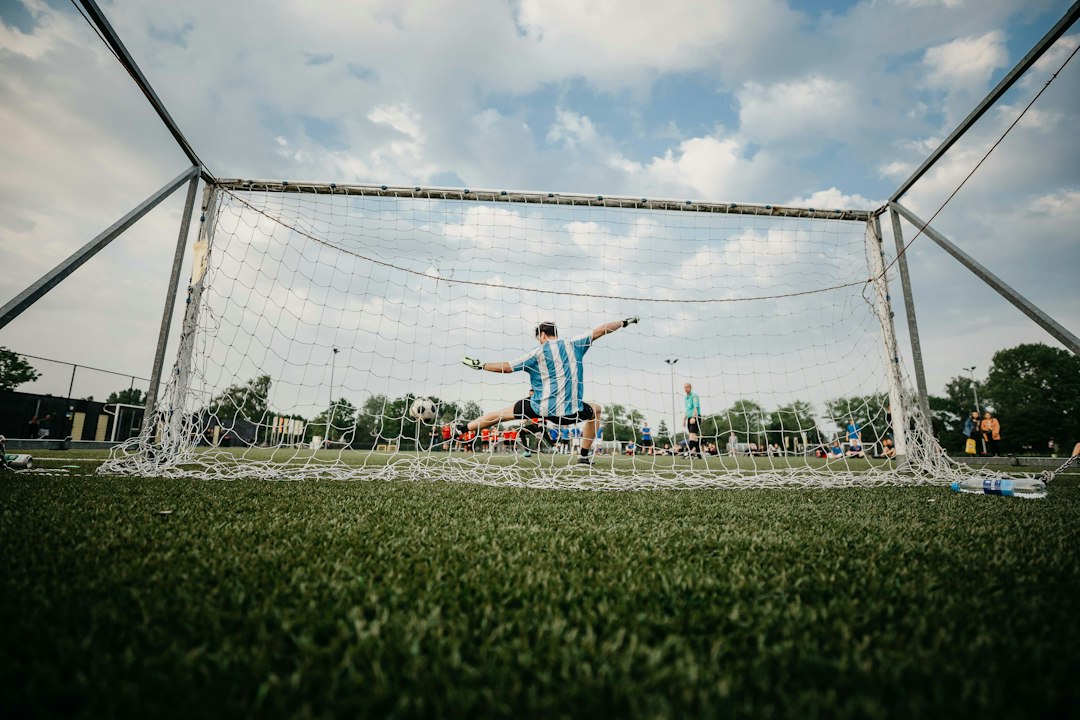 Rijnsburgse supersub Manuel Francisco tot tranen geroerd na hoofdrol in derby: ’Ik heb zo ontzettend diep gezeten, veel tegenslagen moeten overwinnen. Alles kwam eruit’