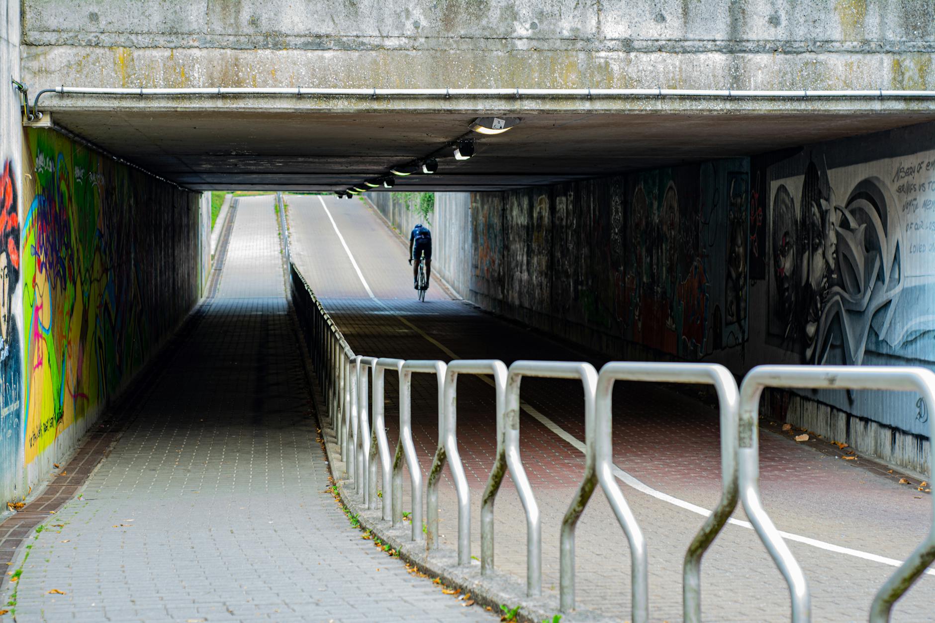 Vernieuwde fietstunnel The Loop in Gent opent met graffiti-kunstwerken - VRT